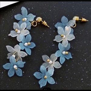 Last 1 💕Cascading flower dangle earrings NWT 🌸✨